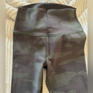 NWOT Alo Yoga High Waist Camo Leggings, Airlift, Size S, Green Camouflage